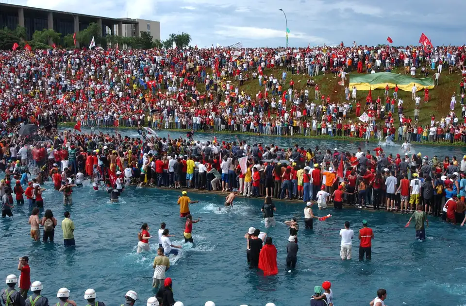 A multidão em frente ao Congresso no dia da posse de Lula, Brasília, 1º de janeiro de 2003