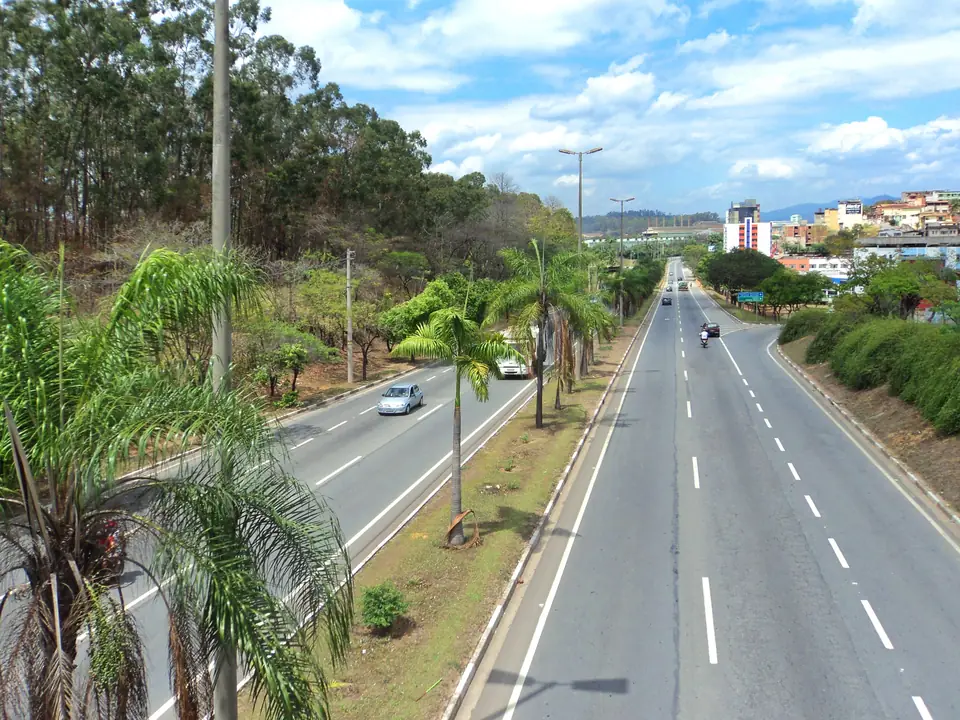 Avenida Pedro Linhares Gomes com a usina da Usiminas ao fundo, Ipatinga (MG), 2011