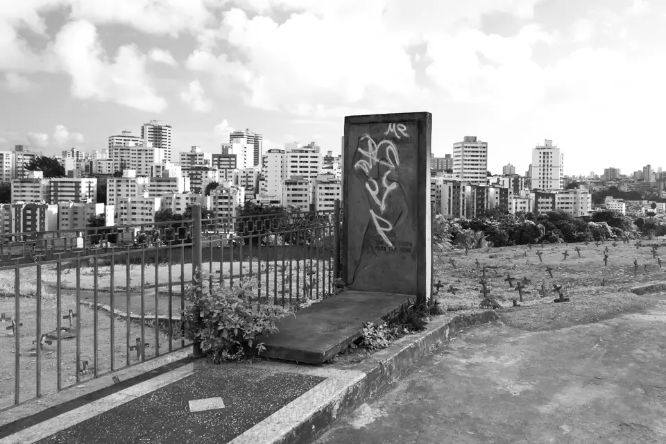 Lápide de Carlos Marighella, desenhada por Oscar Niemeyer (2009), no cemitério Quinta dos Lázaros, em Salvador; foto de 2017