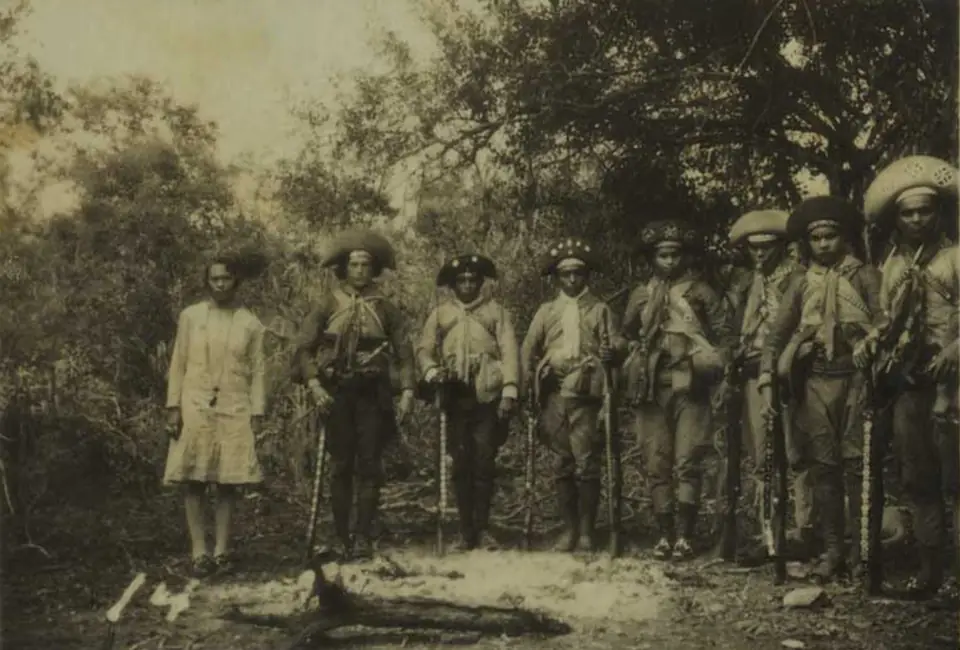 Lampião, Maria Bonita e o bando, em foto de Benjamin Abrahão Botto, década de 1930