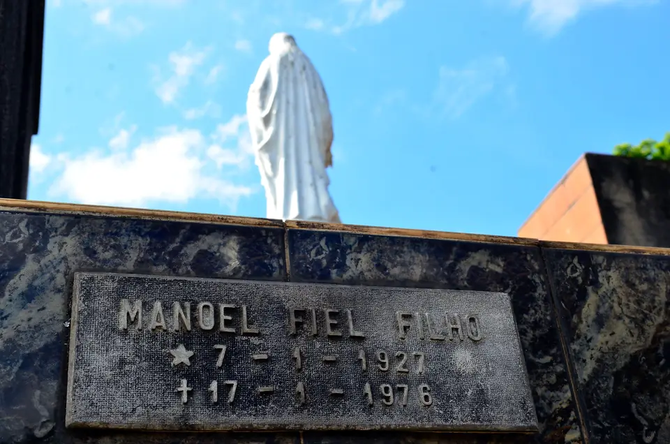 Lápide de Manoel Fiel Filho no cemitério, em São Paulo, 15 de janeiro de 2016, às vésperas dos 40 anos da morte