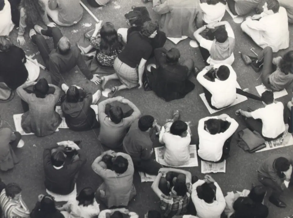 Manifestantes sentados no asfalto durante a Passeata dos Cem Mil, 26 de junho de 1968