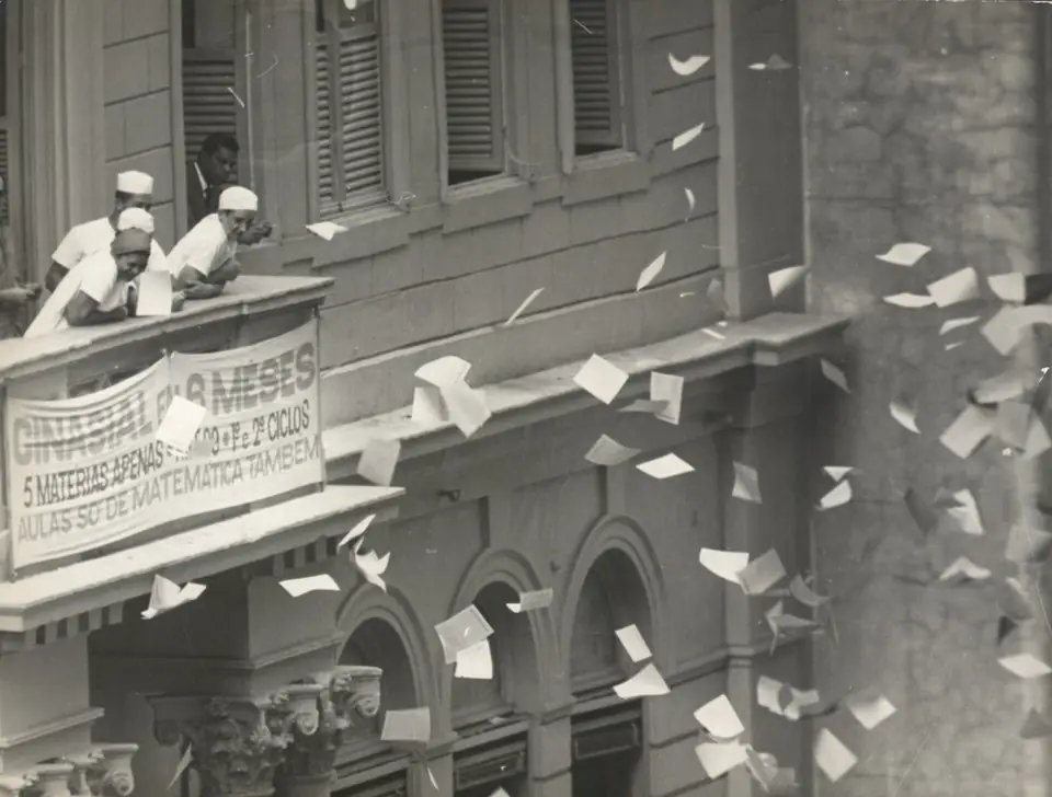 Papel picado jogado das janelas sobre a passeata, 26 de junho de 1968