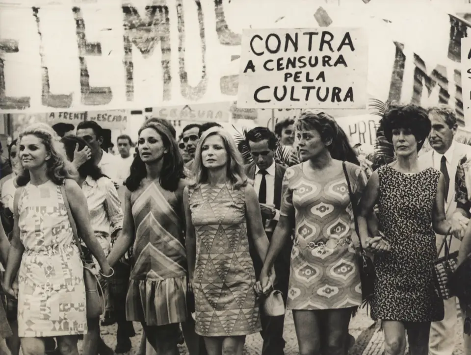Tônia Carrero, Eva Wilma, Odete Lara, Norma Bengell e Cacilda Becker em passeata contra a censura, fevereiro de 1968, quatro meses antes da Passeata dos Cem Mil