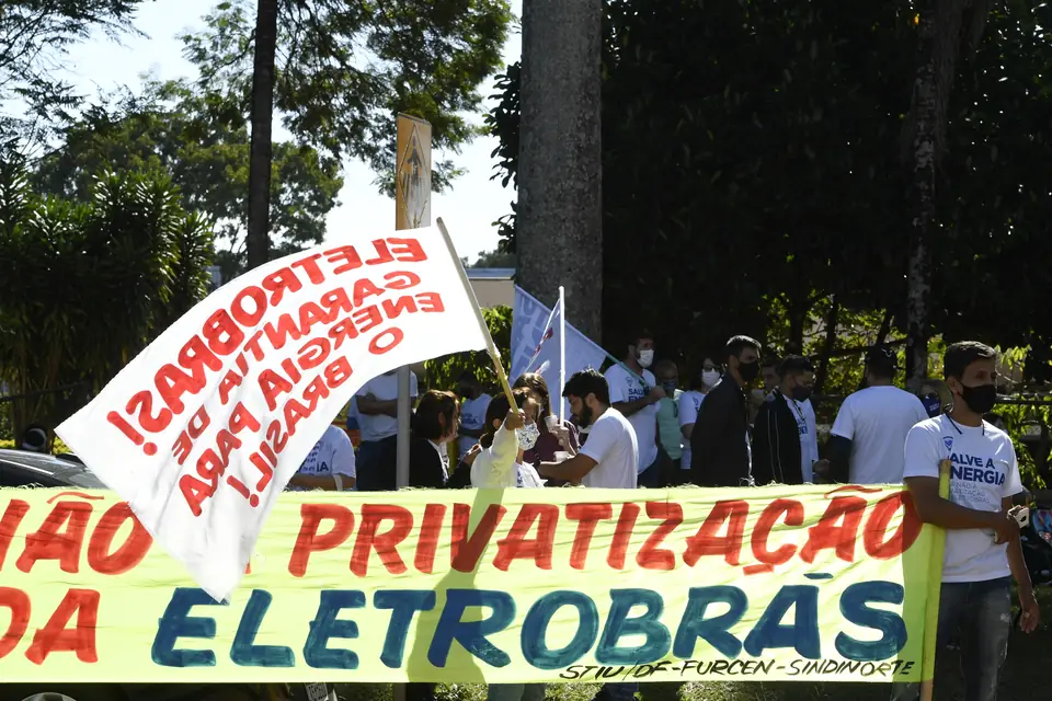 Trabalhadores do setor elétrico protestam contra a privatização da Eletrobras diante do Senado, no dia da votação da MP 1.031 (17/06/2021)