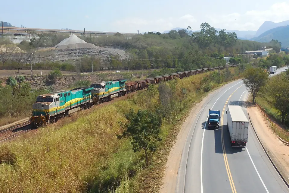 Trem de minério da Vale na Estrada de Ferro Vitória a Minas, em Timóteo (MG)