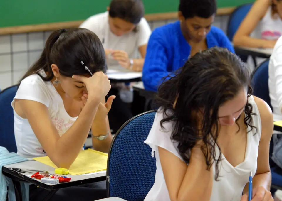 Estudantes chegam para o Enem, cuja nota dá acesso às bolsas do Prouni (26/08/2007)