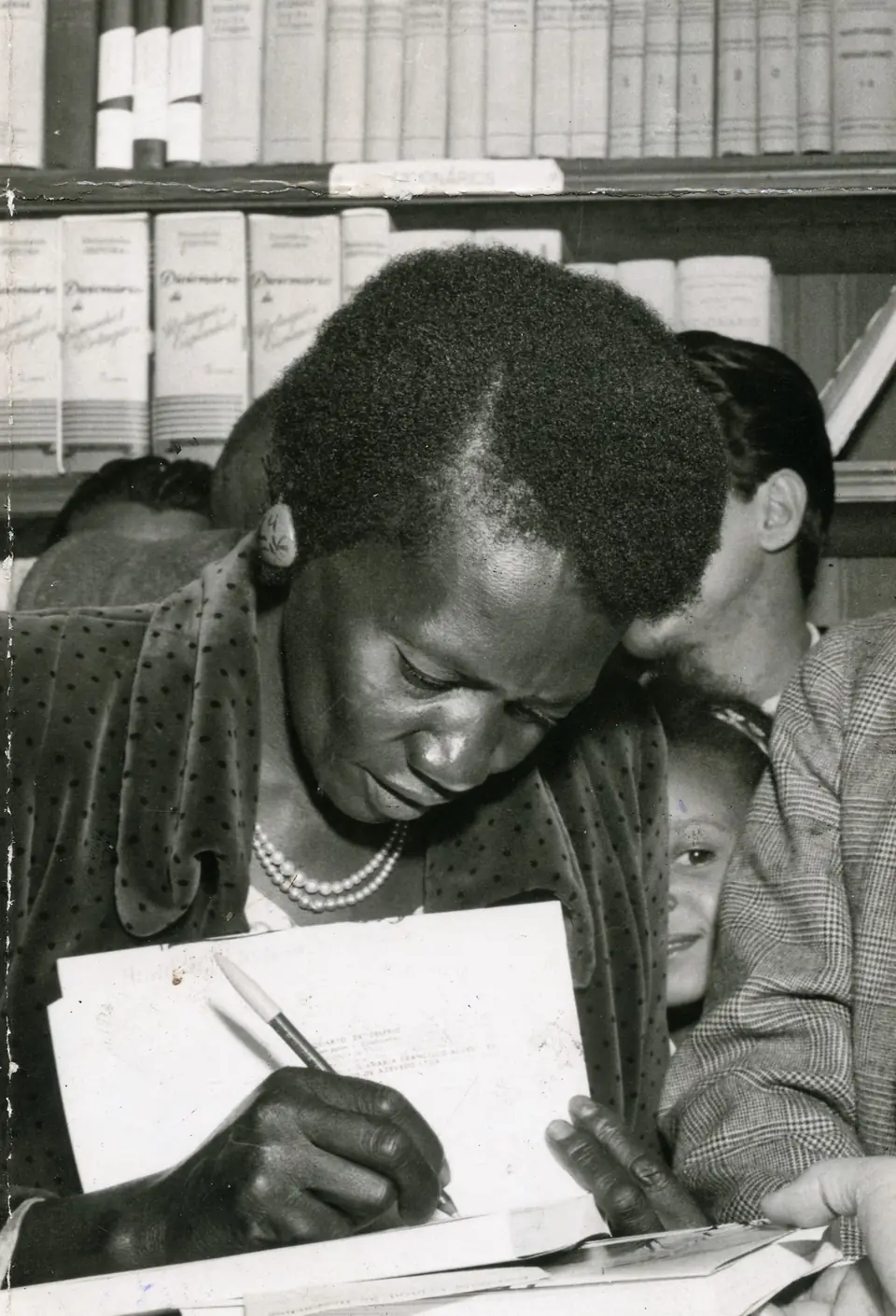 Carolina Maria de Jesus autografa “Quarto de despejo”, 30 de agosto de 1960