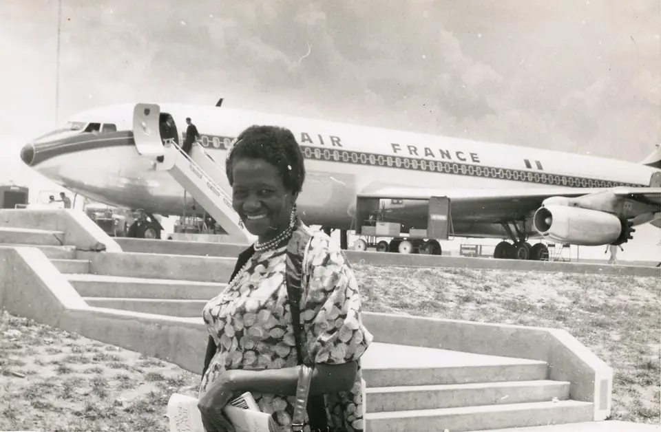 Carolina Maria de Jesus diante de um avião da Air France