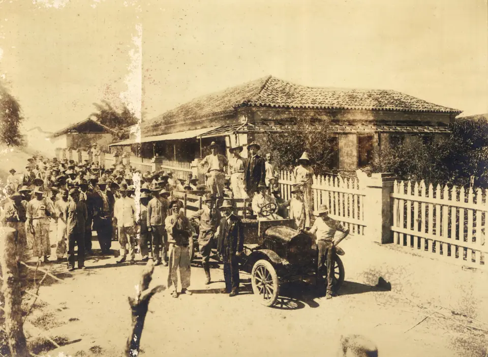 Pacientes deixam as obras de construção da Colônia dos Alienados de Barbacena (MG), em 1921