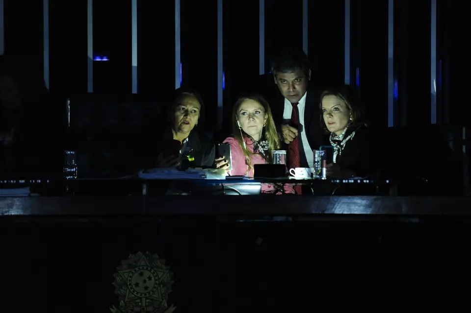 Senadoras da oposição ocupam a Mesa do Senado para impedir a votação da reforma trabalhista, com as luzes do plenário apagadas, em 11/07/2017