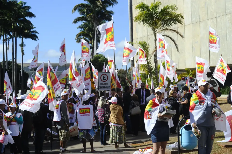 Manifestação da Central dos Trabalhadores e Trabalhadoras do Brasil contra a reforma trabalhista diante do Congresso, em 11/07/2017