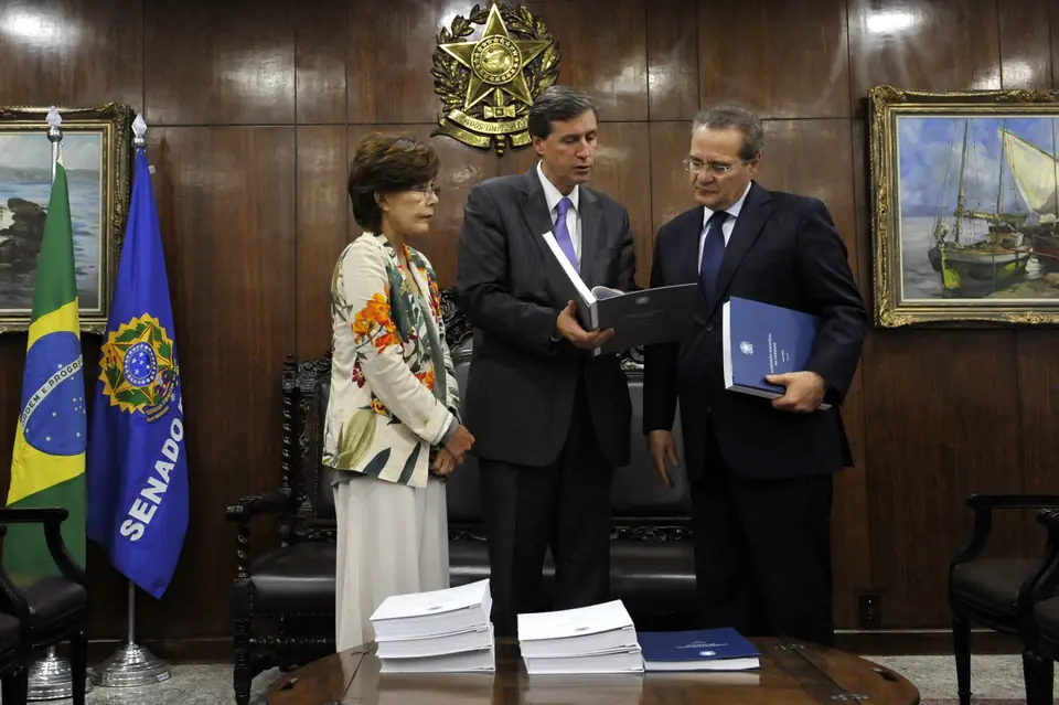Pedro Dallari entrega o relatório final da CNV ao presidente do Senado, Renan Calheiros, 10 de dezembro de 2014