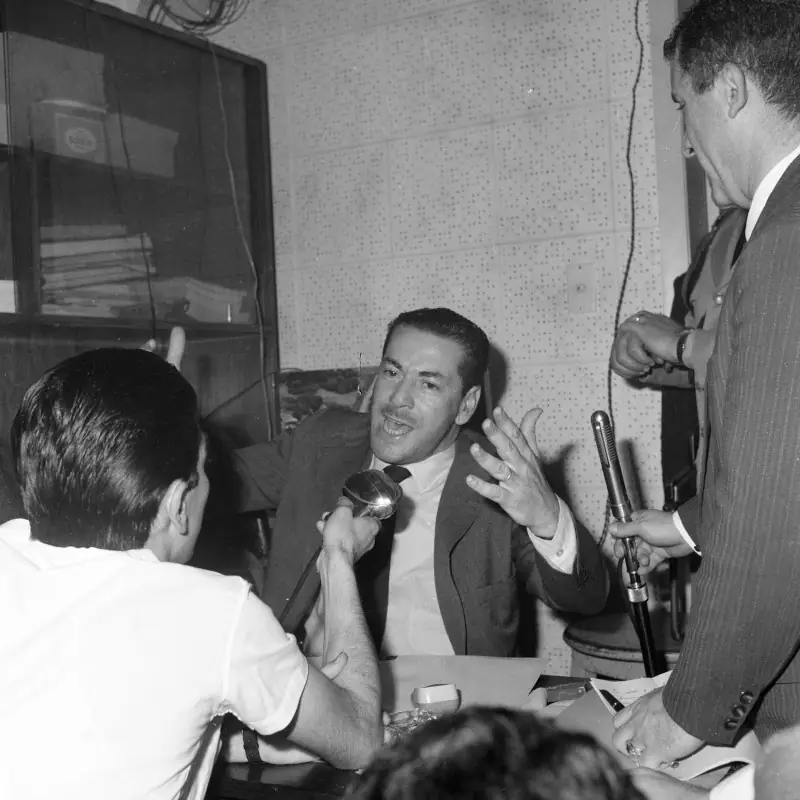 Leonel Brizola fala ao microfone da Cadeia da Legalidade no Palácio Piratini, 27 de agosto de 1961