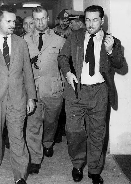 Brizola, armado, percorre o Palácio Piratini durante a Campanha da Legalidade, 1961