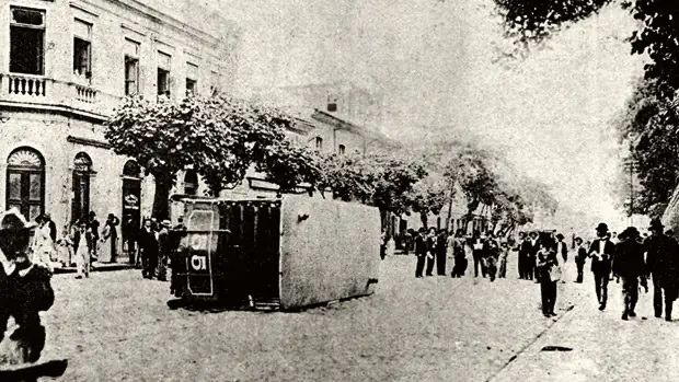 Bonde virado na rua durante a Revolta da Vacina, novembro de 1904