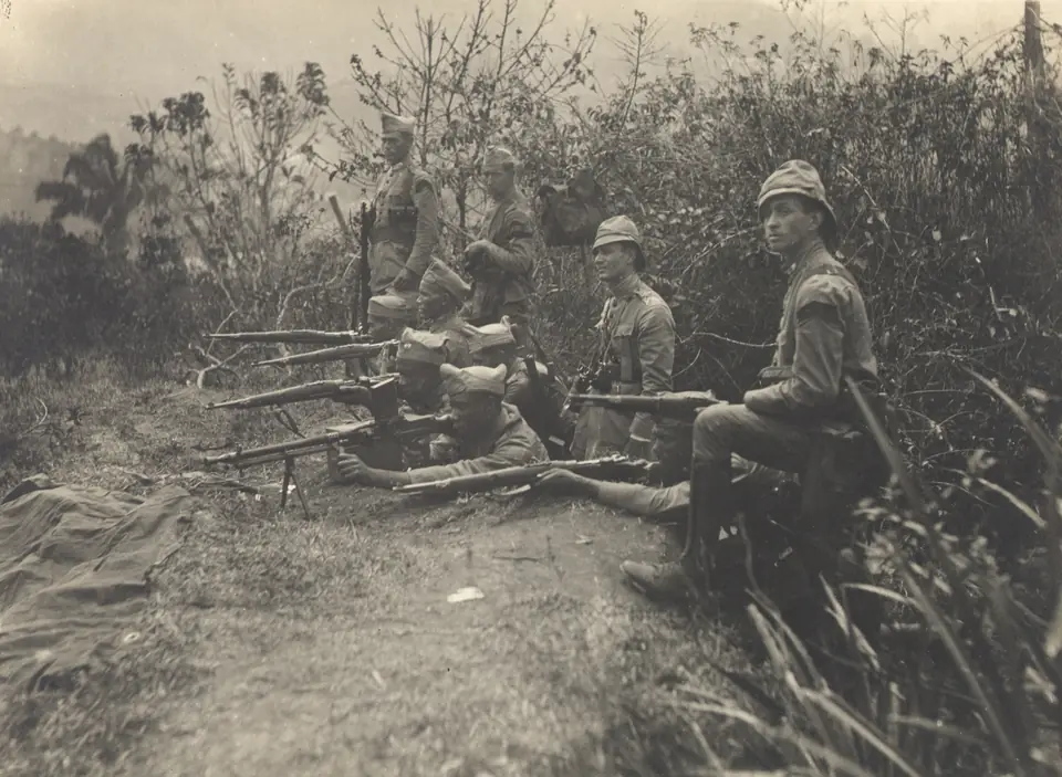 Soldados constitucionalistas em posição num campo, 1932