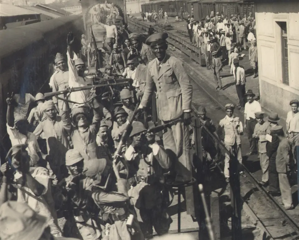 Embarque de tropas constitucionalistas num vagão com a cruz vermelha, 1932