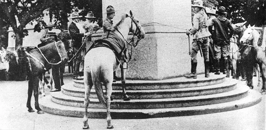 Revolucionários gaúchos amarram os cavalos no Obelisco da avenida Rio Branco, Rio de Janeiro, 1930