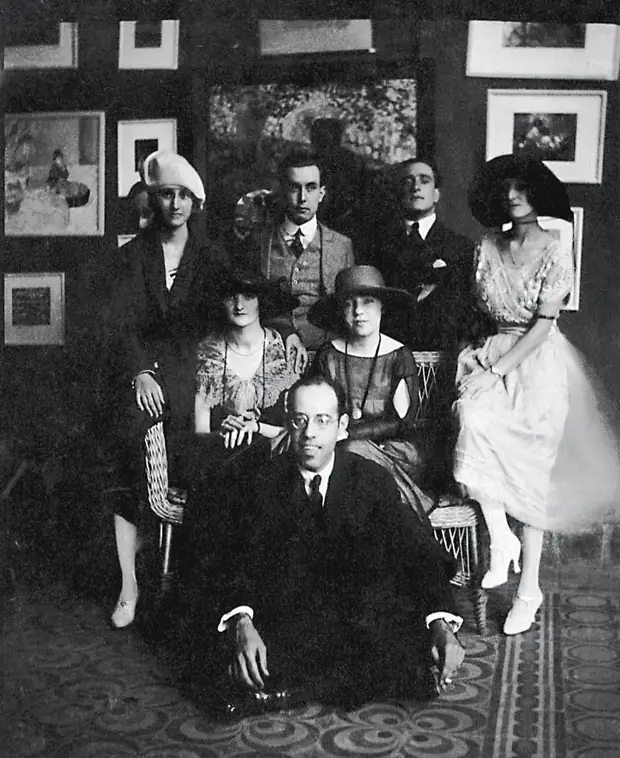 Mário de Andrade e Anita Malfatti (sentados) com Zina Aita, em São Paulo, 1922