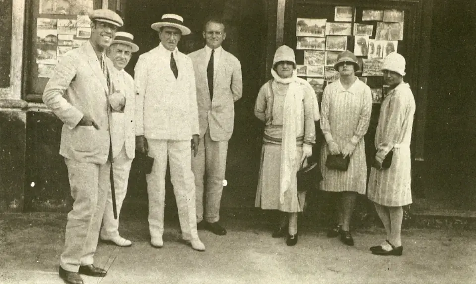 Mário de Andrade (à esquerda) com Olívia Guedes Penteado e outros, 1927