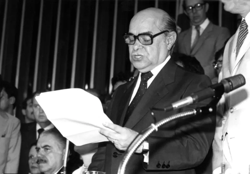 Tancredo Neves discursa depois de eleito no Colégio Eleitoral, no plenário da Câmara, 15 de janeiro de 1985