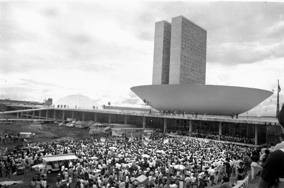 Manifestação diante do Congresso Nacional durante a eleição de Tancredo pelo Colégio Eleitoral, janeiro de 1985
