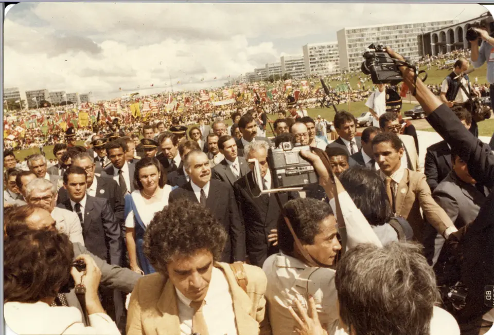 José Sarney sobe a rampa do Congresso na posse de 15 de março de 1985, no lugar de Tancredo, internado na véspera