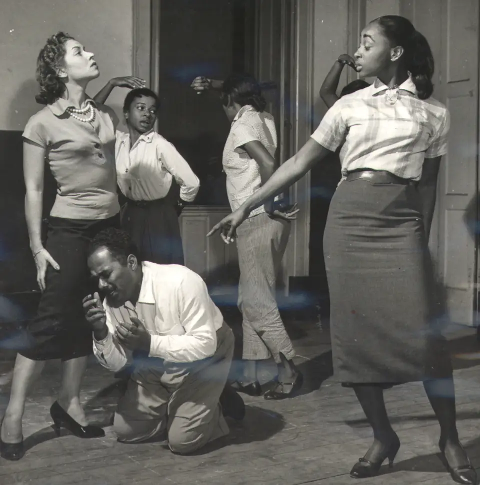 Teatro Experimental do Negro ensaiando Sortilégio, com Abdias Nascimento e Léa Garcia, agosto de 1957