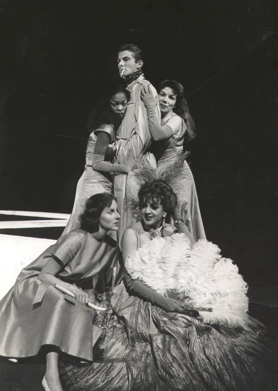 Ruth de Souza, primeira atriz do TEN, com Carlos Zara, Nieta Junqueira, Nydia Lícia e Wanda Kosmo na peça Vestido de Noiva, julho de 1958